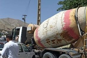 برخورد میکسر بتن با ۳ خودرو و یک ساختمان در سعادت‌آباد