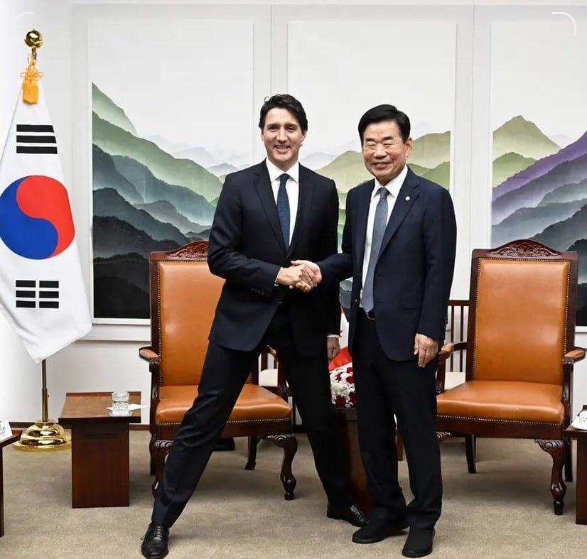 ژست عجیب نخست‌وزیر کانادا در کنار مقام کره‌ای!