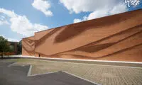 طراحی جالب دیوار آجری شبیه پارچه چین خورده!