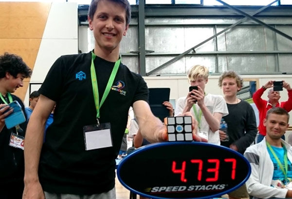 حل مکعب روبیک تنها در 4.73 ثانیه