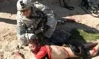 عریان کردن کودک توسط سرباز آمریکایی/ عکس 18+