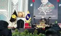 ورود پیکر سردار به مراسم وداع در حرم رضوی