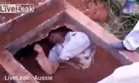 بلند شدن مرد از گور! +عکس
