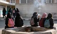 عادی شدن سیگار کشیدن دختران نوجوان جلوی مدرسه