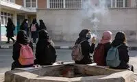 عادی شدن سیگار کشیدن دختران نوجوان جلوی مدرسه