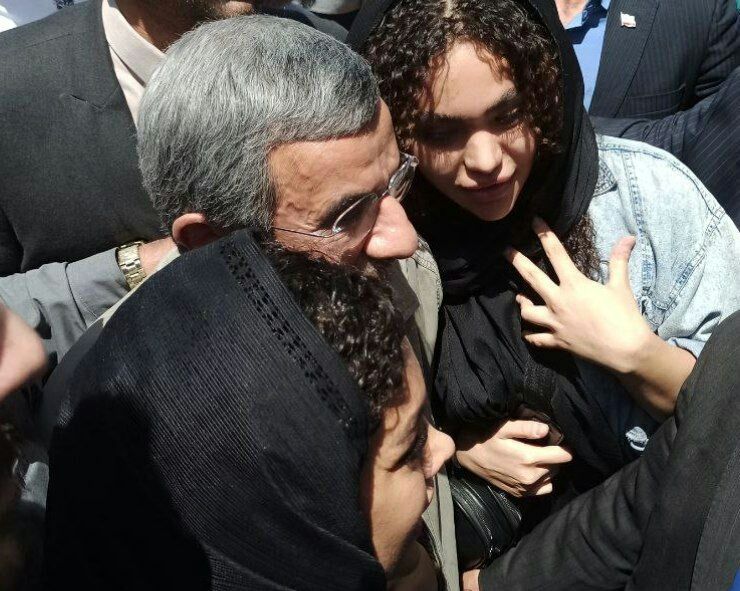 درخواست یک زن مقابل احمدی‌نژاد با ضجه و التماس