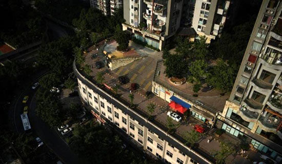 ساخت خیابان بر روی ساختمان پنج طبقه