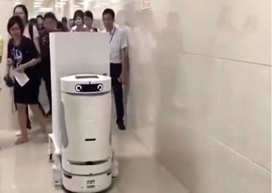 ربات ها، جایگزین بهیارهای چینی شده اند