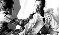 اولین جملاتی که رهبری با دست چپ نوشتند