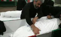 تصویری از پیکر شهید حججی در  آغوش پدر