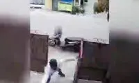 کتک خوردن دو سارق موتور از یک مرد لاغر