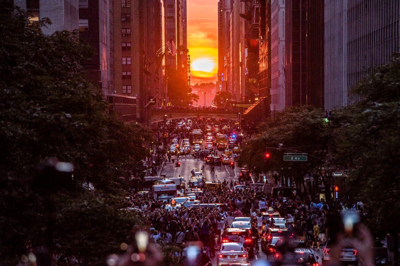 تصویری جالب از هماهنگی خورشید با یک خیابان