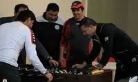 عکس: علی دایی در حال بازی فوتبالدستی