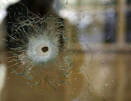 اصابت گلوله در حمله تروریستی شانزه لیزه