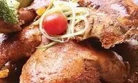 مرغ مزه دار شده با فلفل و کدو سبز