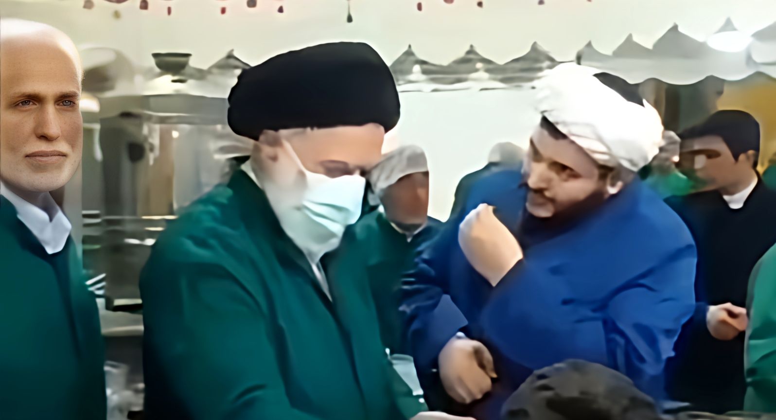 تصاویری از خادمی فرزند رهبری در چایخانه حرم امام رضا