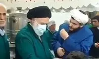 تصاویری از خادمی فرزند رهبری در چایخانه حرم امام رضا