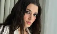 عکس دلبر هانده ارچل با یک تیپ رنگارنگ و شاد