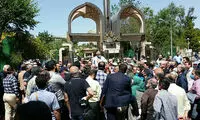 تجمع کارکنان صدا‌و‌سیما در مقابل مسجد بلال