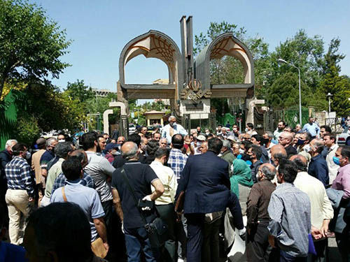 تجمع کارکنان صدا‌و‌سیما در مقابل مسجد بلال