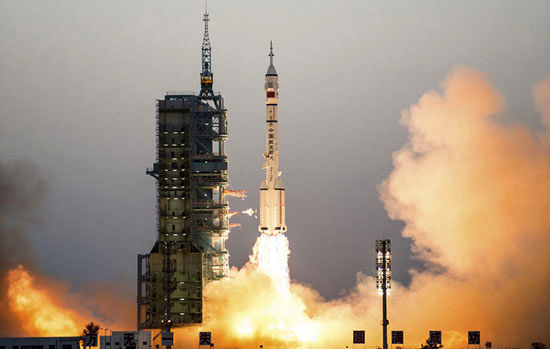 چین برای ششمین بار انسان را به فضا فرستاد
