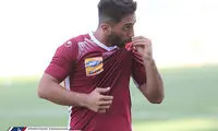 بوسه بازیکن سابق استقلال بر پیراهن پرسپولیس