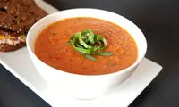 سوپ گوجه فرنگی با روغن ریحان
