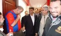 بوسه خبرنگار ایرانی به پیراهن بارسا +عکس