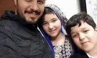 عکس جواد عزتی کنار در بازیگر «خورشید»