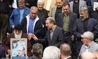 عکسی متفاوت از احمدی‌نژاد در یک مراسم ختم