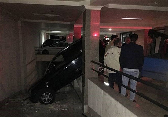 سقوط عجیب خودروی گران‌قیمت به «رمپ» پارکینگ