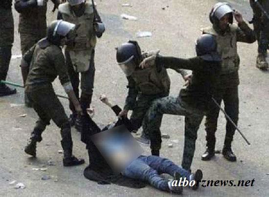 برهنه شدن زن مصری توسط پلیس + عکس