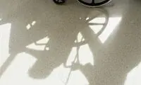 مردی که مجبور است خودش را فلج کند!