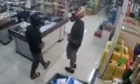 سارقان مسلح یک مغازه بدست مردم کتک خوردند