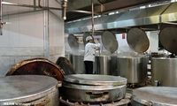 تدارک افطار در مهمانسرای حرم امام رضا (ع)