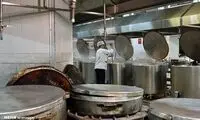 تدارک افطار در مهمانسرای حرم امام رضا (ع)