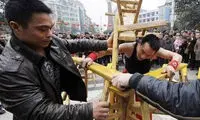 بلند کردن 23 نیمکت با دندان! +عکس