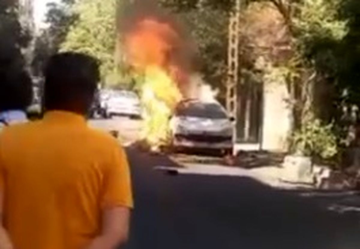 یک خودروی پژو ۲۰۶ در حریق خیابان پیروزی سوخت
