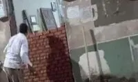 زن مصری درِ یک مسجد را گِل گرفت