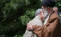 شهید حاج قاسم سلیمانی در کنار رهبر معظم انقلاب