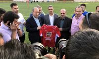 پیراهن سیدجلال به رئیس فدراسیون اهدا شد