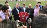 پیراهن سیدجلال به رئیس فدراسیون اهدا شد