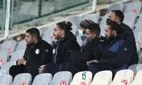 مدافعین سرباز استقلال روی سکو‌ها