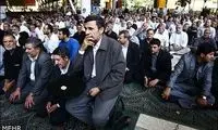 نماز نشسته احمدی‌ نژاد در آخرین نماز جمعه