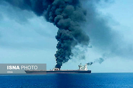 نفتکش خارجی آتش‌گرفته در دریای عمان