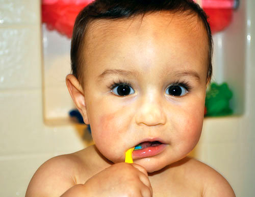 اهمیت مسواك و نخ دندان بـراي کودکان