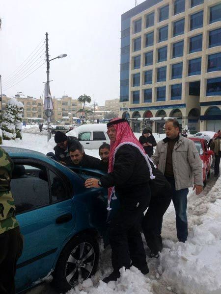 پادشاه اردن در حال هل دادن ماشین +عکس