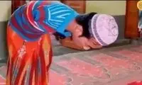 نماز خواندن تکان دهنده یک جوان بدون دست و پا