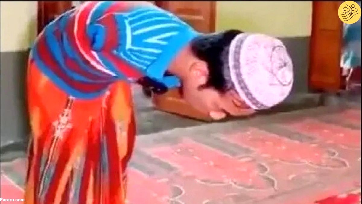 نماز خواندن تکان دهنده یک جوان بدون دست و پا