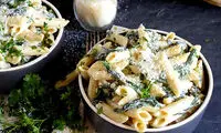 طرز تهیه سالاد پنه مرغ با سس آلفردو